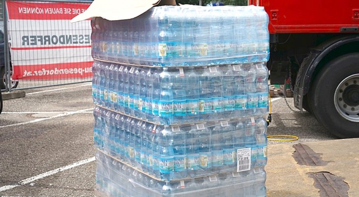 I commercianti che espongono le bottiglie di acqua al sole commettono un reato: lo dice la Cassazione