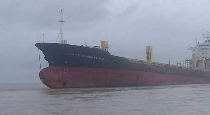 Een gigantisch spookschip doemt weer op na 10 jaar en doen vissers het in hun broek van angst