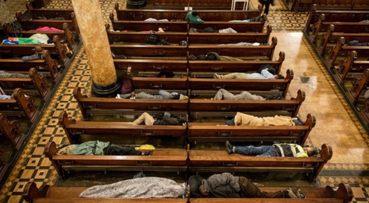 Deze kerk biedt elke nacht onderdak aan 250 daklozen om te voorkomen dat ze op straat slapen