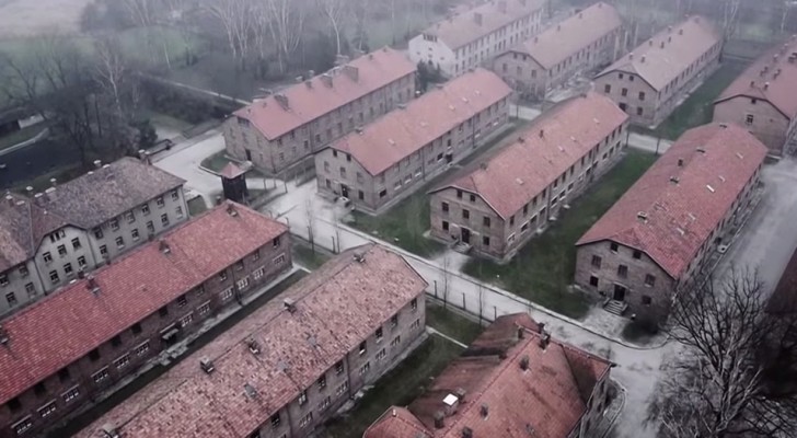 Un drone entra nel campo di Auschwitz e ce lo mostra in tutta la sua agghiacciante grandezza