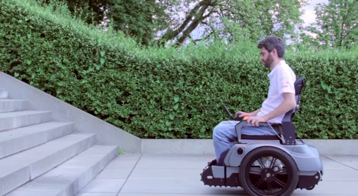 Un gruppo di ragazzi crea una sedia a rotelle che abbatte le barriere architettoniche: ecco il suo funzionamento