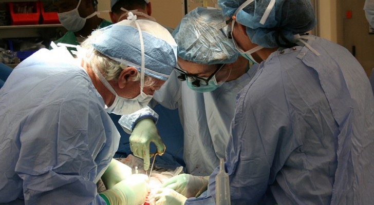 Concluso il primo trapianto di faccia in Italia: ma il chirurgo è precario da oltre 10 anni