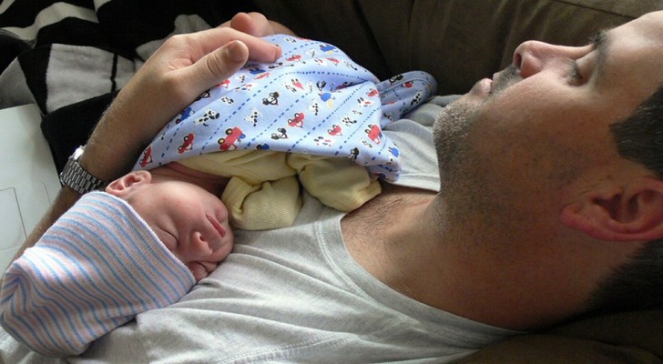 La tragica esperienza di un papà che ha perso suo figlio perché si è addormentato tenendolo in braccio