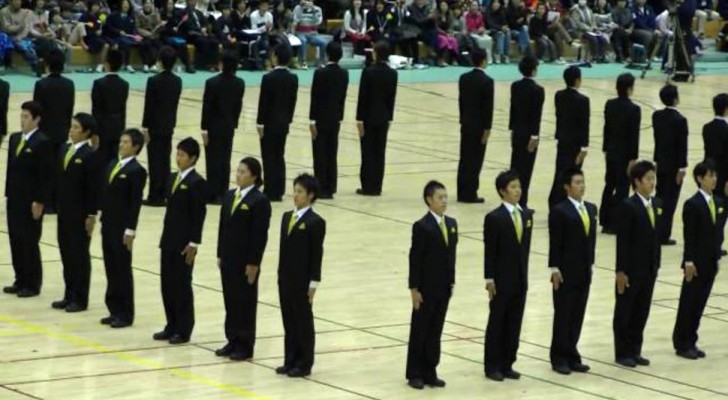 This performance of Japanese synchronized walking is so perfect that you will remain mesmerized