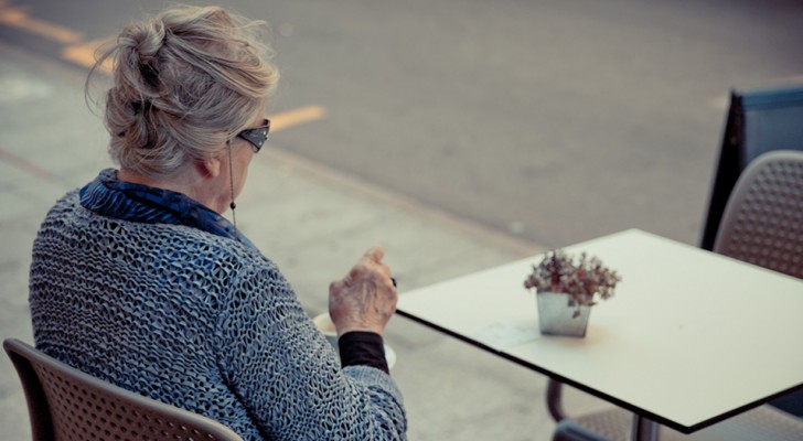 La solitudine fa aumentare il rischio di demenza: lo conferma una ricerca senza precedenti