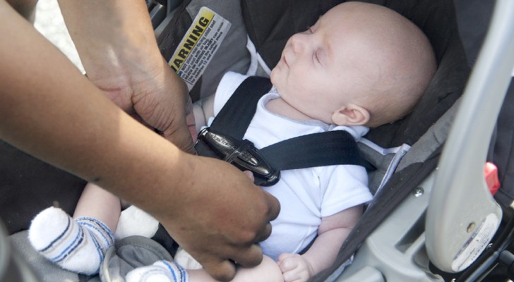 Kinderen zouden nooit in autokinderzitjes mogen slapen omdat ze dan zouden kunnen stikken