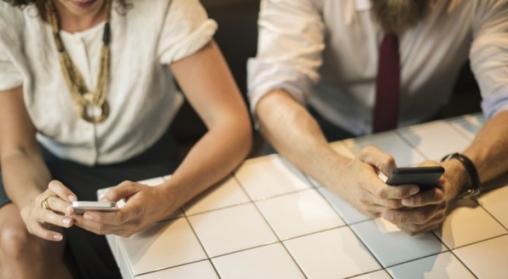 Manchmal gehen wir fremd, ohne es zu merken: Wenn wir dem Handy mehr Aufmerksamkeit schenken als dem Partner