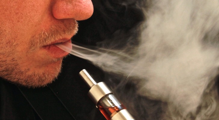 Aromavloeistoffen in e-sigaretten zouden mogelijk een rol spelen in 