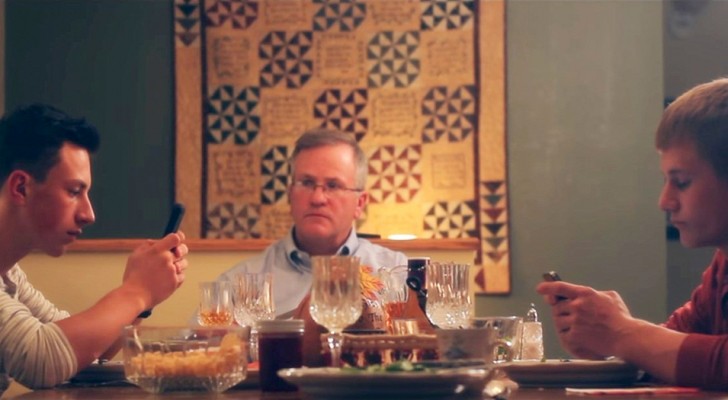 In diesem lustigen Film gelingt es einem Vater, seine Kinder davon zu überzeugen, ihr Handy nicht am Tisch zu benutzen