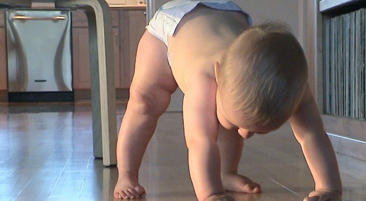 Selon la méthode Montessori, le changement de couche doit se faire avec bébé debout, voilà pourquoi