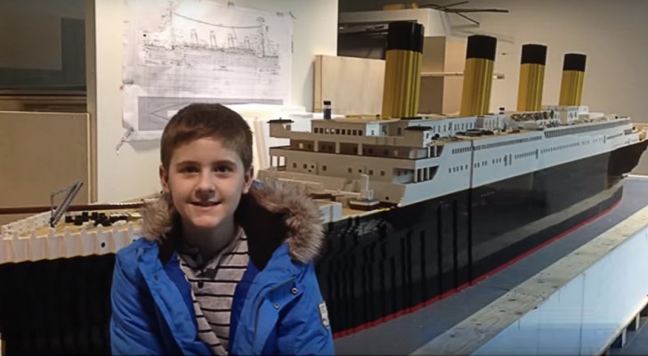 Um menino autista constrói a maior réplica do Titanic do mundo feita com o Lego