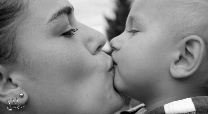 È giusto baciare i propri i figli sulla bocca? Il dibattito sta dividendo gli psicologi infantili