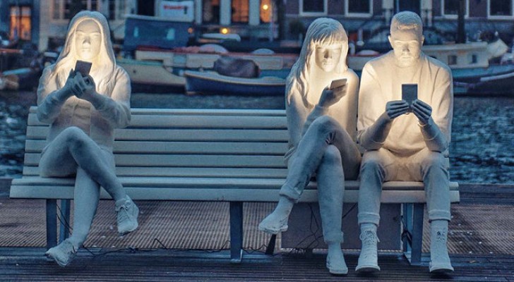 Unsere Besessenheit von Smartphones, zusammengefasst in einer einzigen mächtigen Skulptur