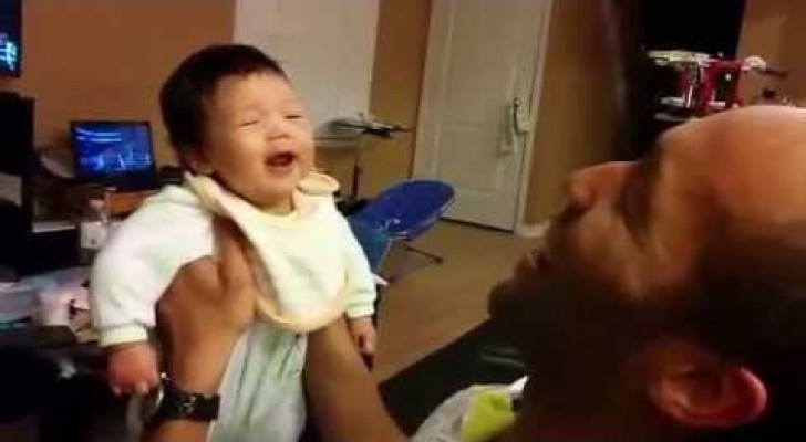 Un uomo parla a un neonato di tre mesi: le sue prime risate vi faranno impazzire