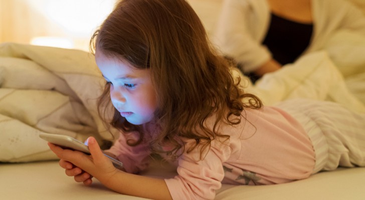 Kinderen die tablets en smartphones gebruiken lopen het risico taalontwikkelingsachterstanden te krijgen volgens een onderzoek