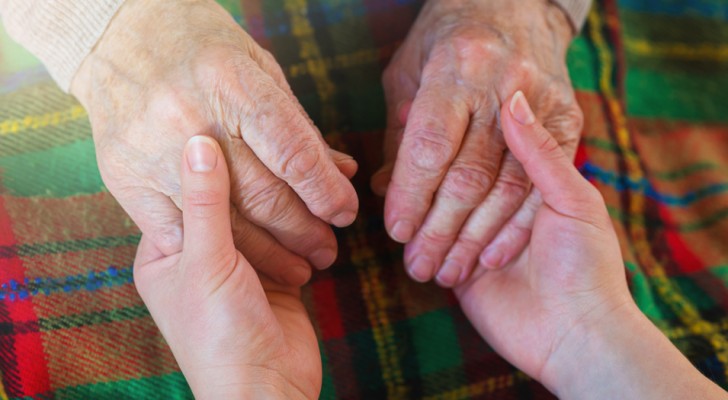 Prendersi cura di un familiare non autosufficiente: un atto d'amore non sempre riconosciuto