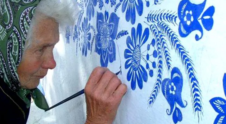 Deze vrouw is 87 jaar oud en schildert de huizen van haar dorp om van de wereld een mooiere plek te maken