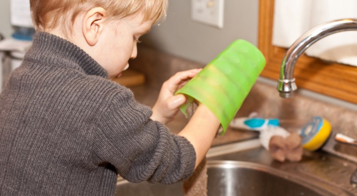 I bambini che aiutano nelle faccende domestiche tendono a diventare adulti più autonomi e responsabili