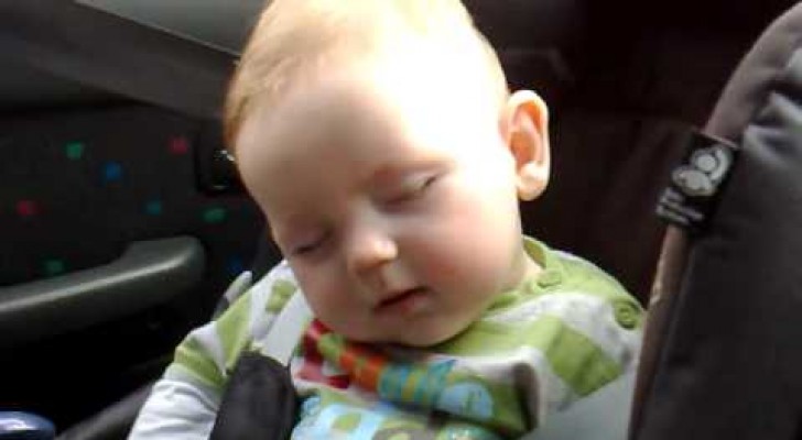 Süßes Baby kämpft mit dem Schlaf