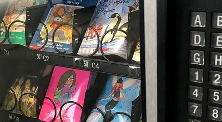 Deze school heeft een verkoopautomaat geïnstalleerd die boeken verkoopt in plaats van snacks