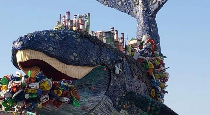 Carnevale di Viareggio: tra i carri un'enorme balena coperta di rifiuti per denunciare la plastica nei mari