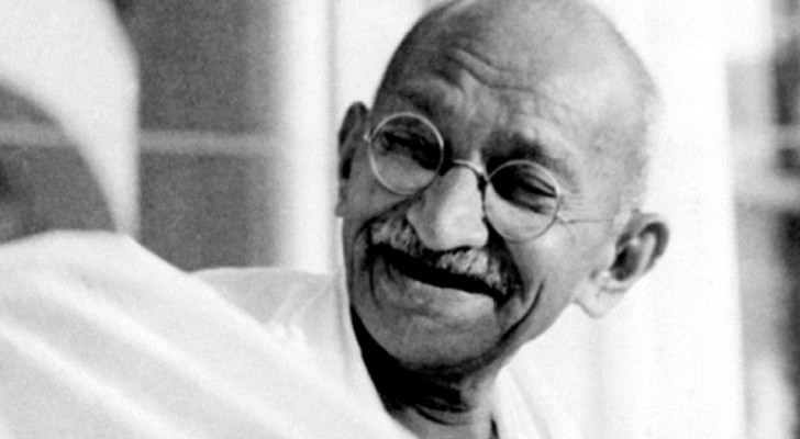 Prendi un sorriso – la dolcissima poesia di Gandhi, incredibilmente attuale