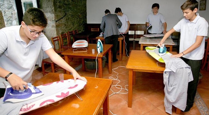 Una scuola superiore ha inserito l'ora di "abilità casalinghe": i ragazzi imparano a stirare, lavare e cucinare