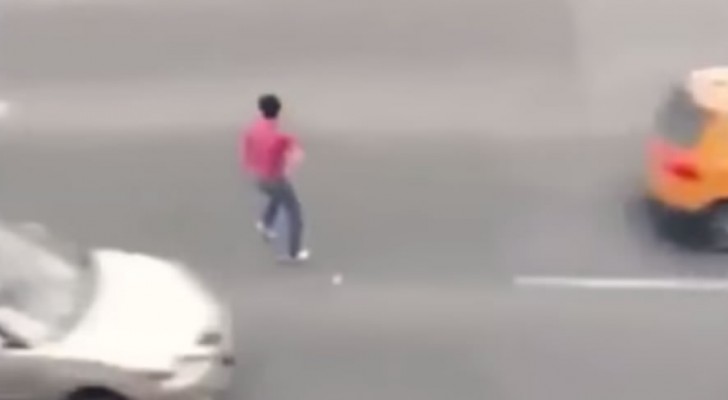 This guy must be insane crossing a road like this !