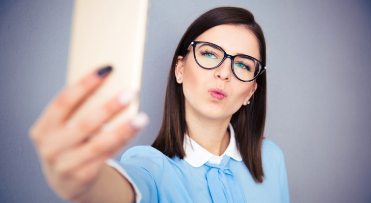 Avoir une obsession pour les selfies peut cacher une personnalité narcissique