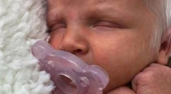 She gives birth to a beautiful white-haired baby girl, and the photos go viral on the Internet