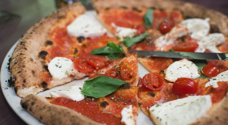 Un sondaggio rivela: la pizza è il piatto che dà più felicità