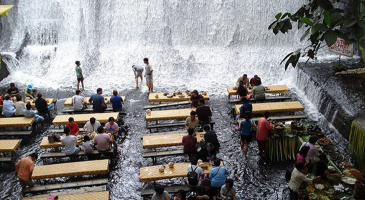 Questo ristorante nelle Filippine si trova alla base di una cascata, ed è uno spettacolo da mozzare il fiato
