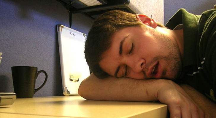 Il sonnellino pomeridiano: fa bene a mente e cuore e riduce moltissimo i livelli di stress