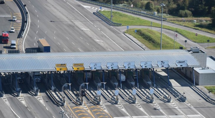 In Italia il primo casello autostradale al mondo che sfrutta il rallentamento dei mezzi per generare energia pulita