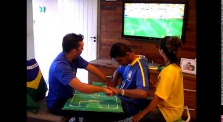 How a deaf-blind person follows a football game 
