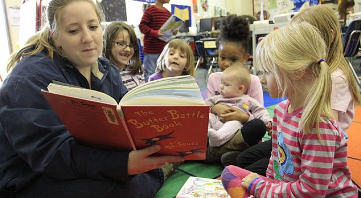 I preziosi consigli di Maria Montessori per avvicinare i bambini alla lettura in maniera naturale