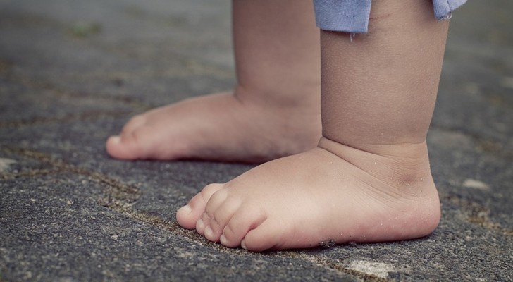 I bambini dovrebbero stare scalzi almeno fino ai 9 mesi: una fisioterapista ci spiega perché