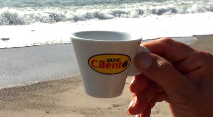 Un caffè gratis in cambio di una busta di rifiuti: l'iniziativa di una spiaggia del Cilento merita un applauso