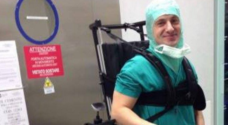 Grazie a uno speciale esoscheletro questo chirurgo paralizzato continua ad operare i suoi pazienti ogni giorno