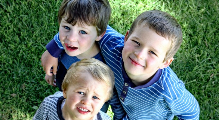 I fratelli minori sono più simpatici, divertenti e rilassati: uno studio lo conferma