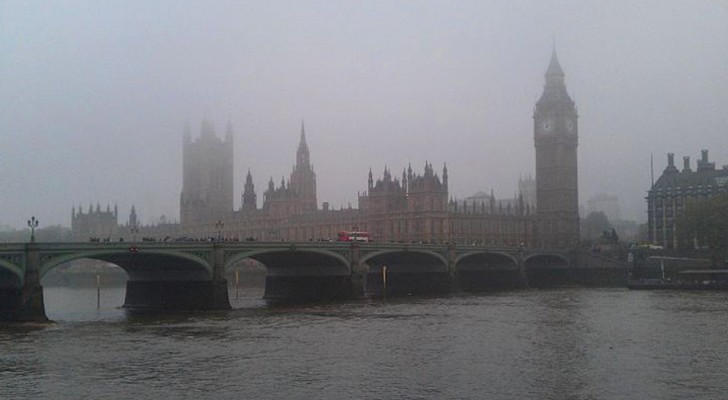 Negli anni '50 una nube record di smog ha avvolto Londra per giorni: ecco i danni che aveva provocato