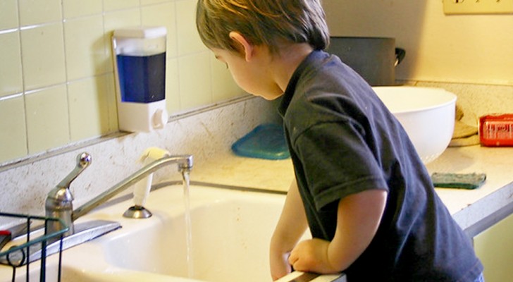 I bambini che aiutano nelle faccende di casa potrebbero diventare adulti di successo: lo studio
