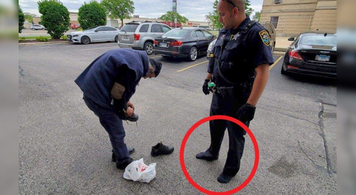 Een agent geeft zijn schoenen aan een dakloze, nadat hij merkte dat zijn schoenen versleten waren