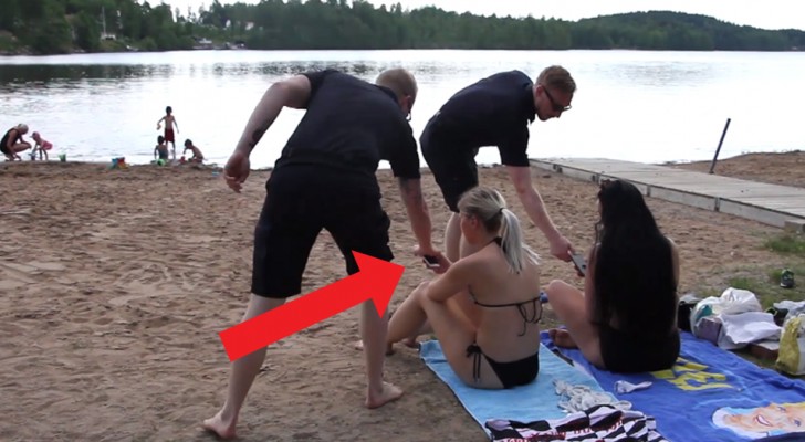 Les sauveteurs "confisquent" les téléphones portables de tous les parents sur la plage, pour s'assurer qu'ils contrôlent leurs enfants