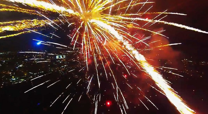 Eine Drohne nimmt spektakuläre Bilder inmitten des Feuerwerks auf