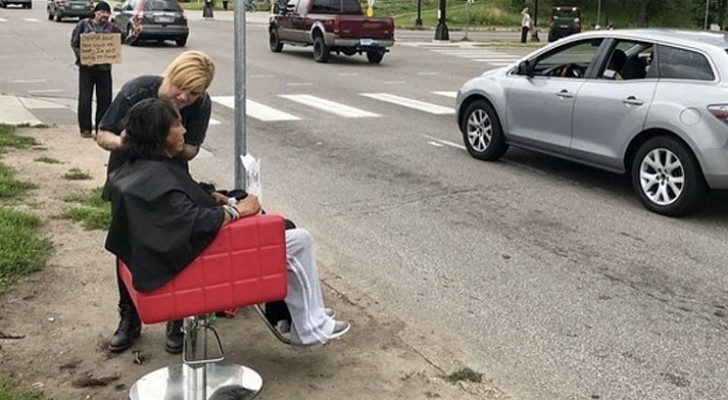 A hairdresser takes her salon chair to the streets to offer free haircuts to the homeless