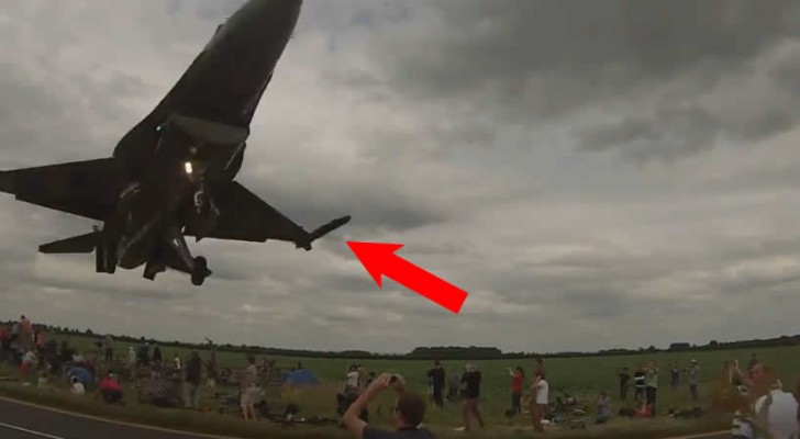 Eine F16 fliegt nur wenige Zentimeter über den Köpfen der Zuschauer