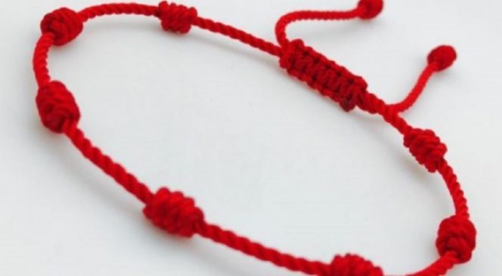 Ecco il significato di indossare un braccialetto rosso con 7 nodi al polso sinistro