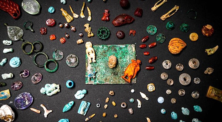 À Pompéi apparaît le trésor de la sorcière, une merveilleuse collection de pierres précieuses et d'objets magiques