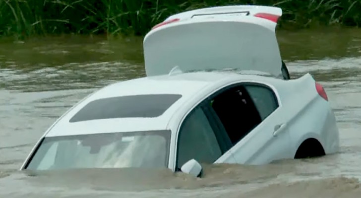 Getta la nuova automobile nel fiume per ripicca: i genitori non gli avevano regalato una Jaguar